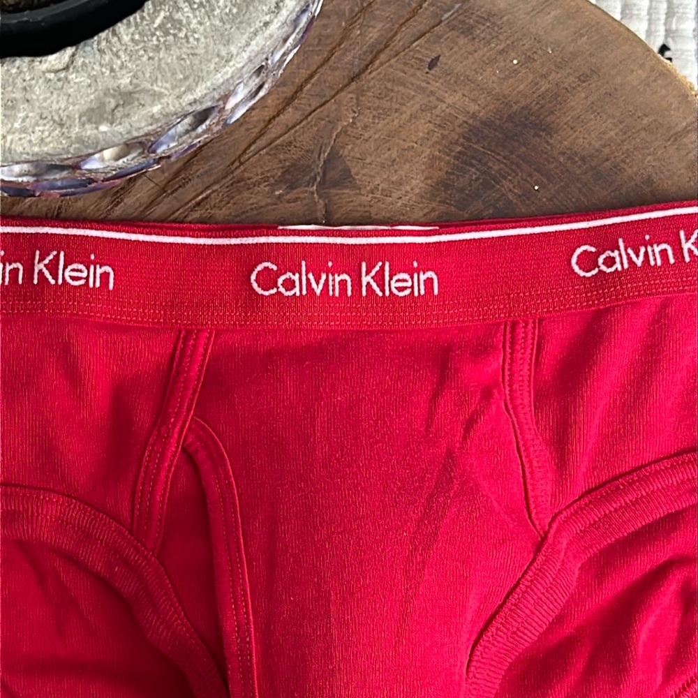 Calvin Klein - Picture 2 of 6